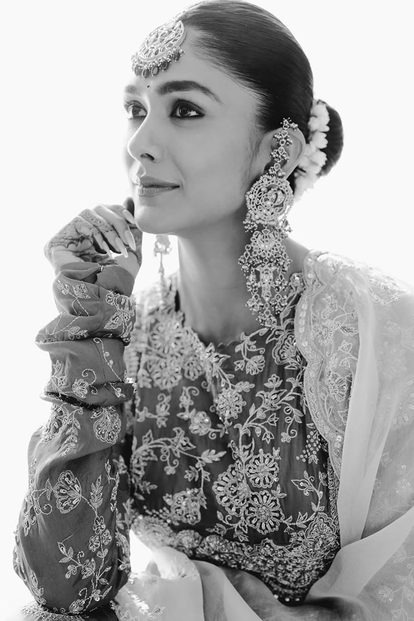 Actress Mrunal Thakur Looking Beautiful In Traditional Look Photos13