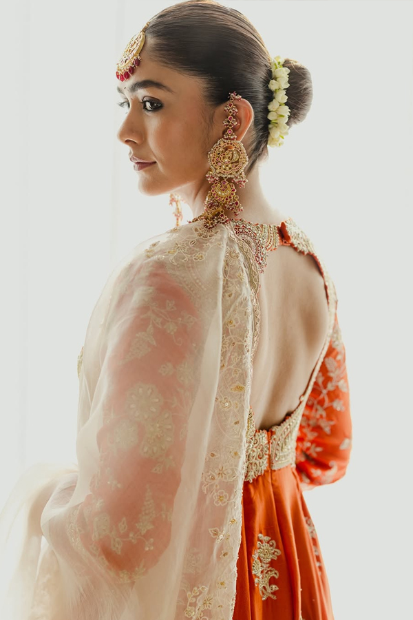 Actress Mrunal Thakur Looking Beautiful In Traditional Look Photos3