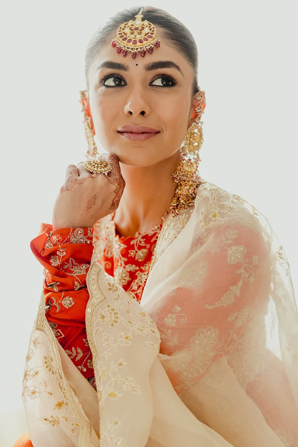 Actress Mrunal Thakur Looking Beautiful In Traditional Look Photos4
