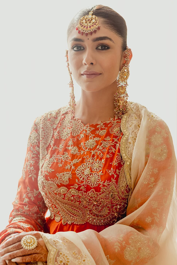 Actress Mrunal Thakur Looking Beautiful In Traditional Look Photos5