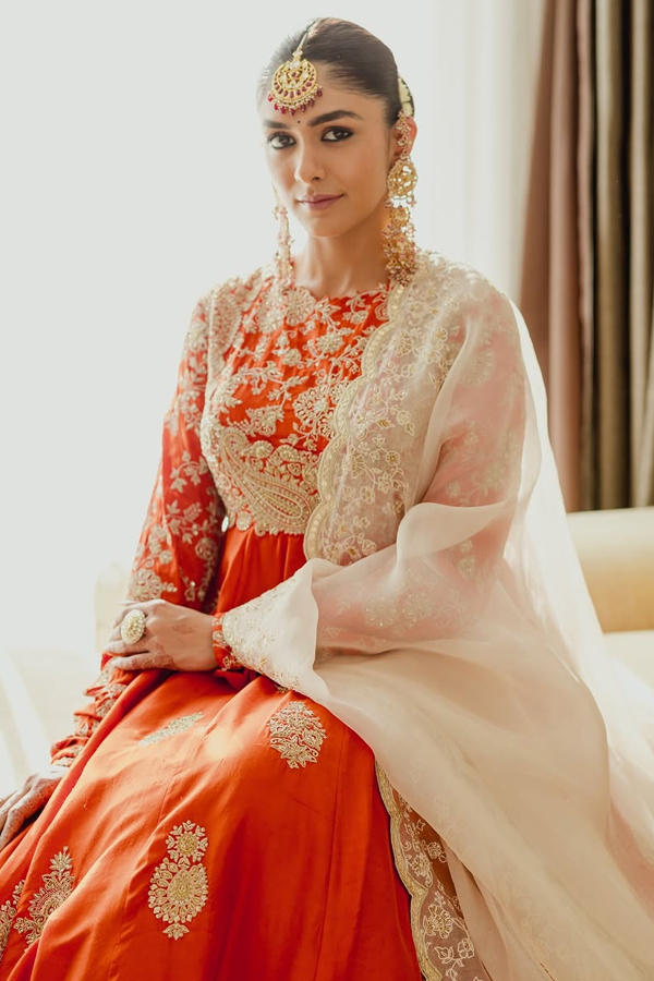 Actress Mrunal Thakur Looking Beautiful In Traditional Look Photos7