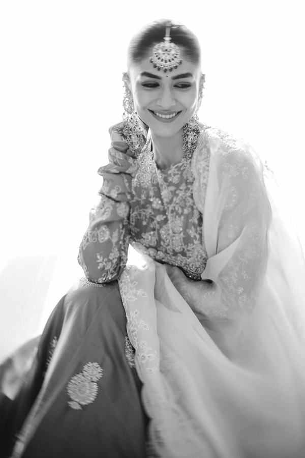 Actress Mrunal Thakur Looking Beautiful In Traditional Look Photos8
