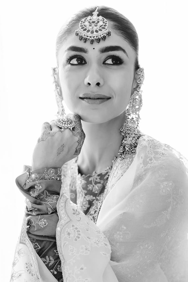 Actress Mrunal Thakur Looking Beautiful In Traditional Look Photos9