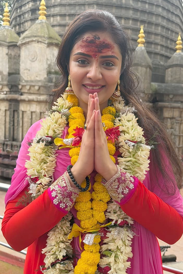 Anchor Sreemukhi visited kamakhya Temple Photos2