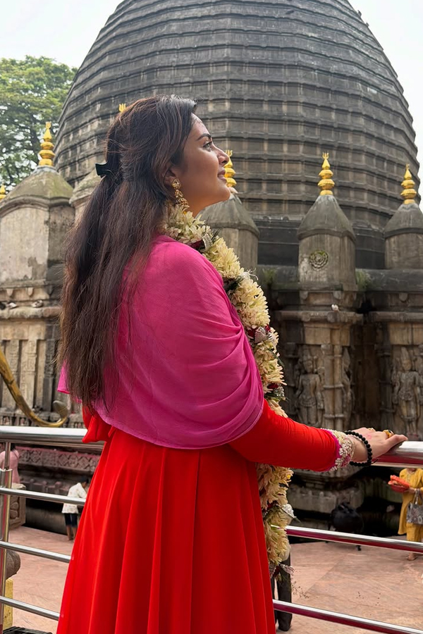 Anchor Sreemukhi visited kamakhya Temple Photos3