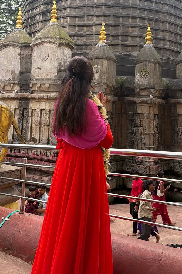 Anchor Sreemukhi visited kamakhya Temple Photos4