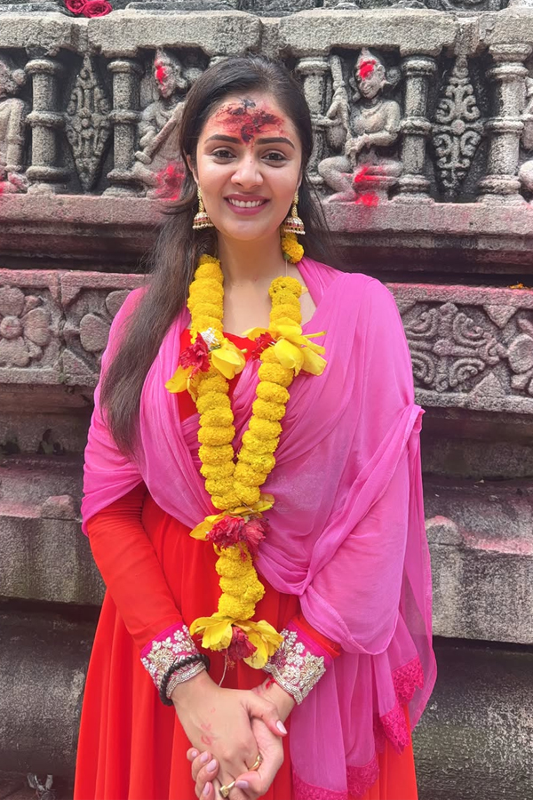 Anchor Sreemukhi visited kamakhya Temple Photos6