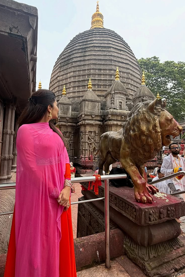 Anchor Sreemukhi visited kamakhya Temple Photos8