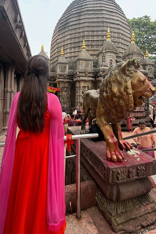Anchor Sreemukhi visited kamakhya Temple Photos9