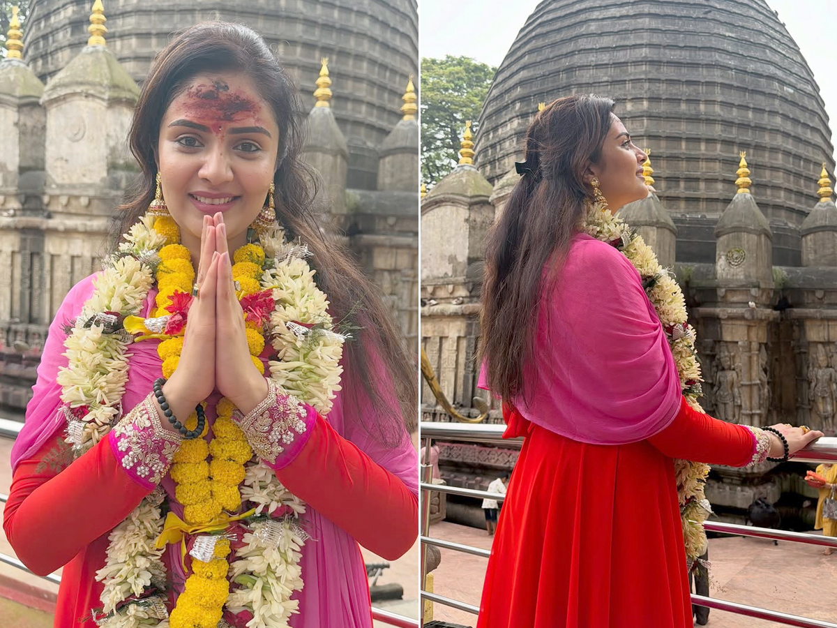 Anchor Sreemukhi visited kamakhya Temple Photos1