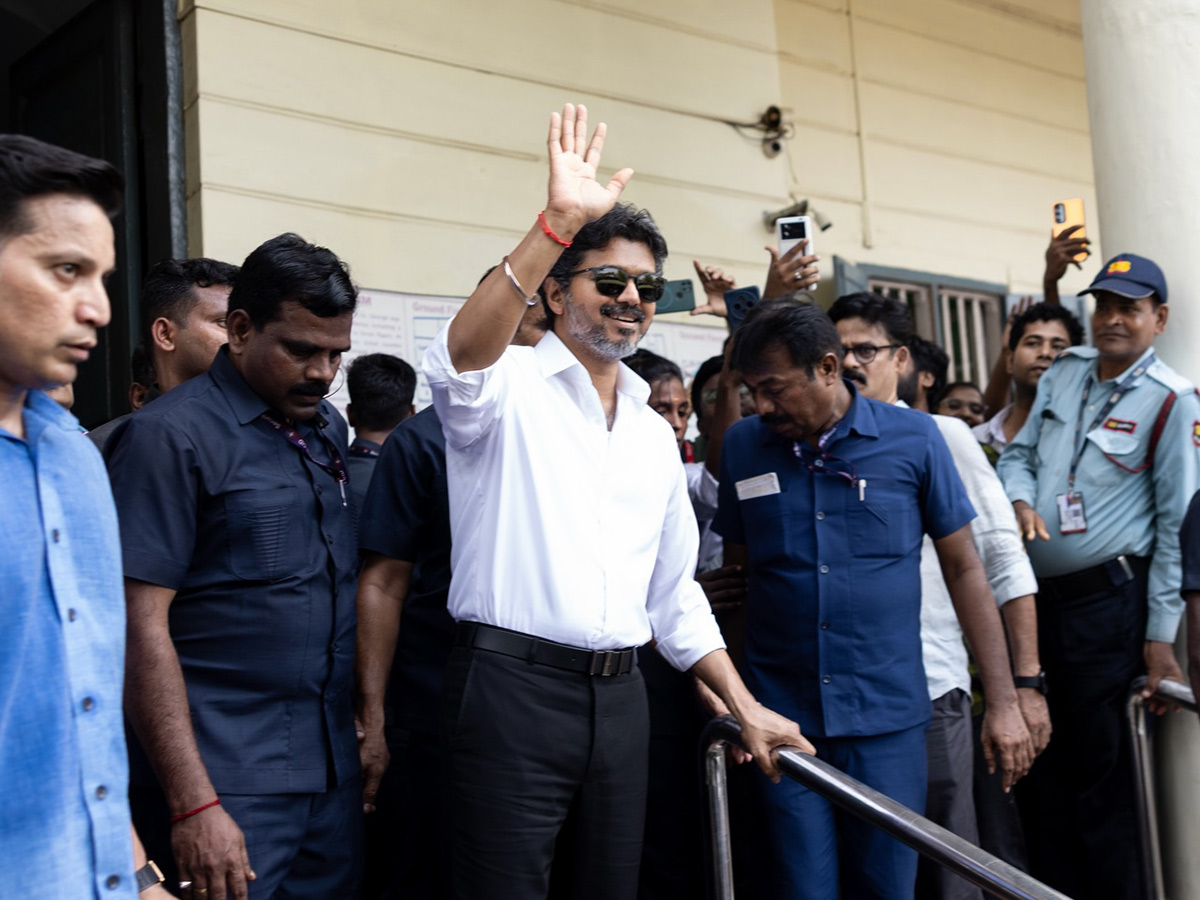 Heritage Meets Style: Thalapathy Vijay Iconic Fort St George Visit Photos5