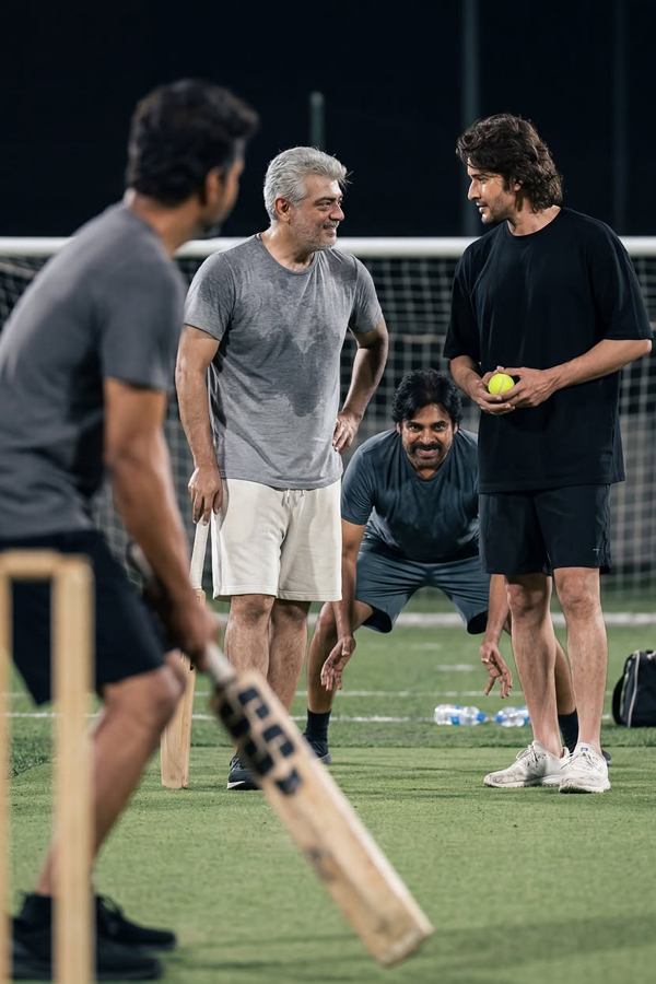 Mahesh plays cricket with Tamil star heroes?11