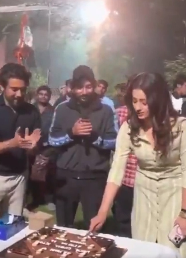 Karuppu Success: Trisha cuts the cake photos2