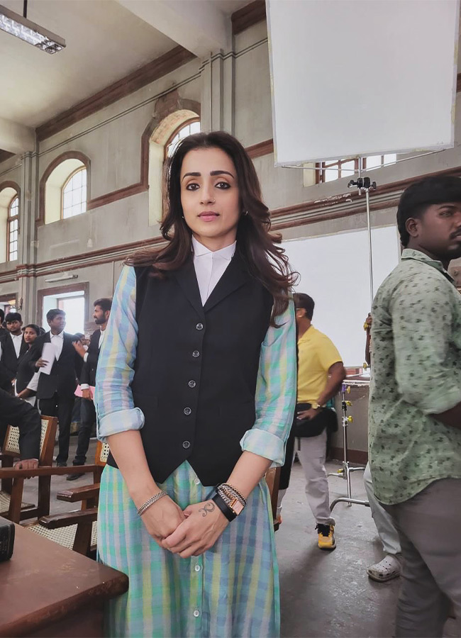 Karuppu Success: Trisha cuts the cake photos8