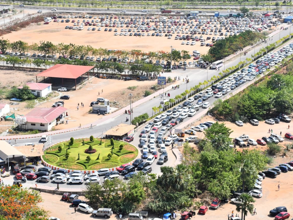 Devotional : Huge Devotees Rush at Yadagirigutta Temple11