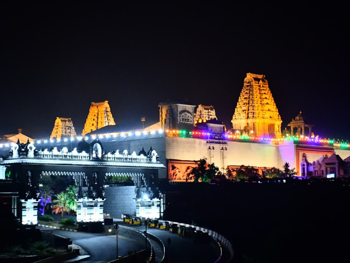 Devotional : Huge Devotees Rush at Yadagirigutta Temple15