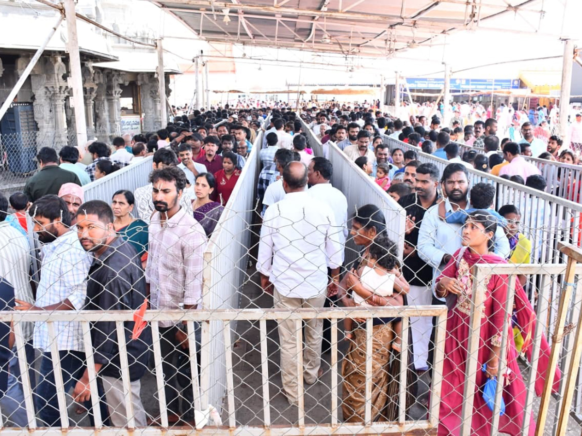 Devotional : Huge Devotees Rush at Yadagirigutta Temple16