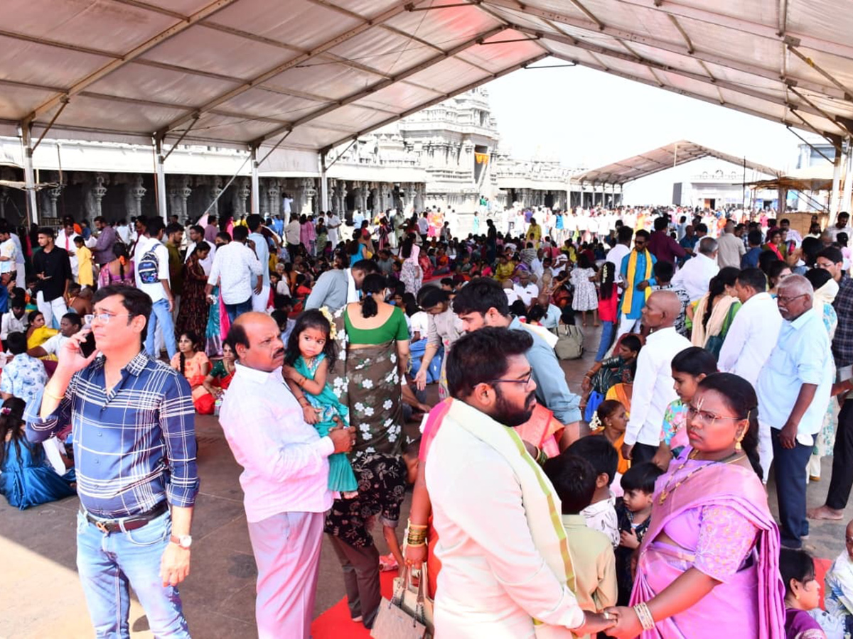 Devotional : Huge Devotees Rush at Yadagirigutta Temple3