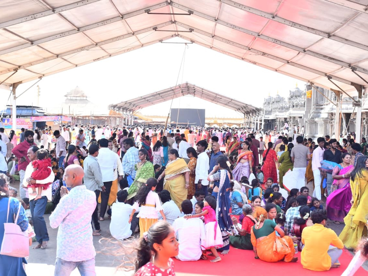 Devotional : Huge Devotees Rush at Yadagirigutta Temple4