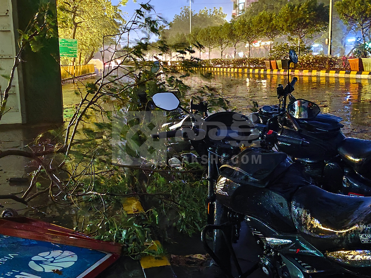 Night Heavy Rain in Vijayawada​ HD Photos21