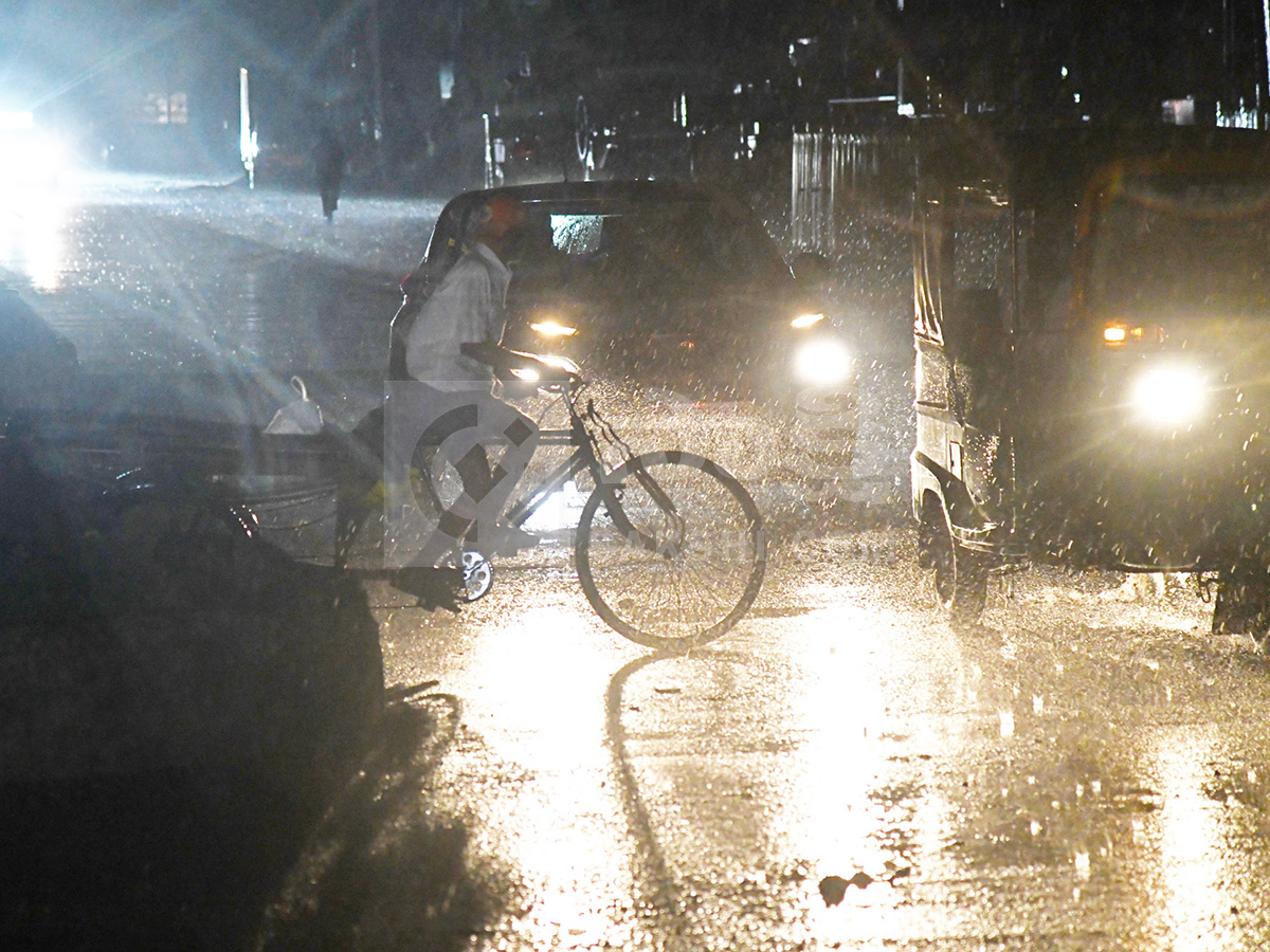 Night Heavy Rain in Vijayawada​ HD Photos9