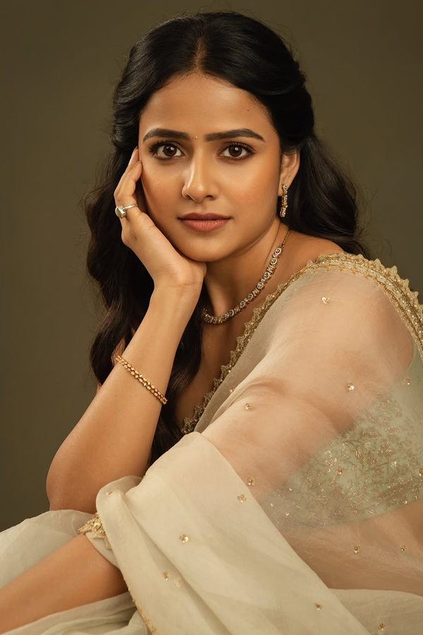 Actress Vaishnavi Chaitanya Stunning Saree Look Photos2