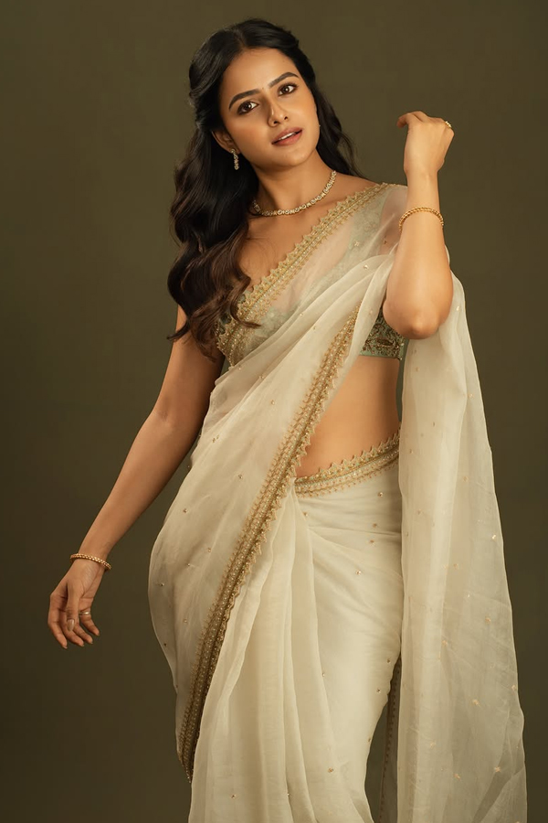 Actress Vaishnavi Chaitanya Stunning Saree Look Photos3