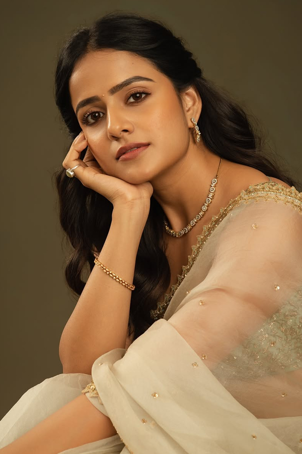 Actress Vaishnavi Chaitanya Stunning Saree Look Photos4