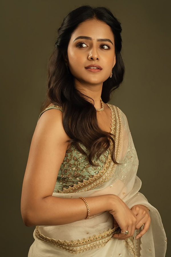 Actress Vaishnavi Chaitanya Stunning Saree Look Photos5
