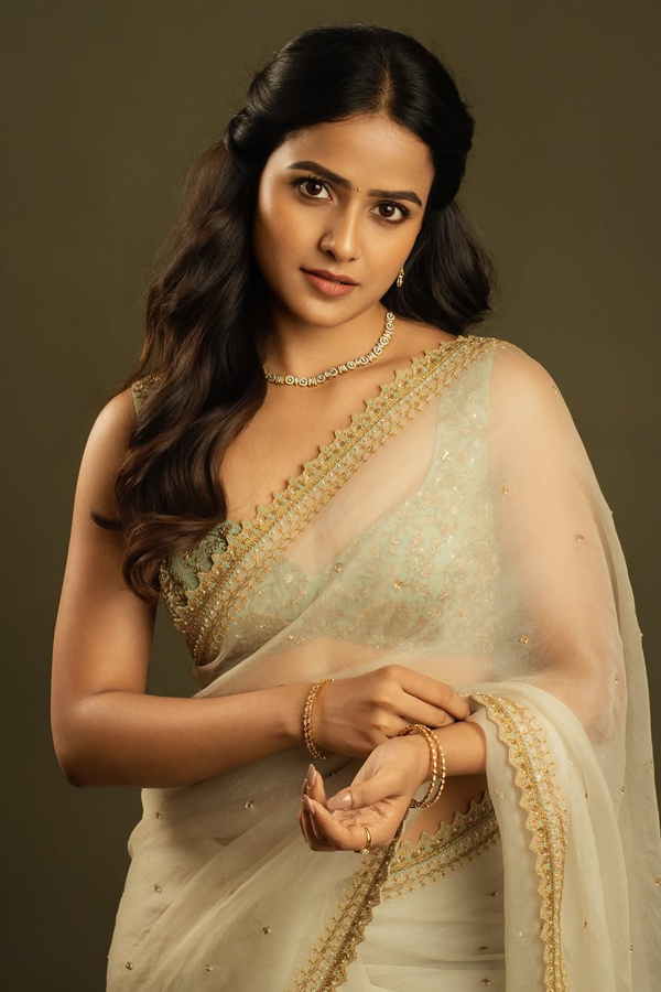 Actress Vaishnavi Chaitanya Stunning Saree Look Photos8