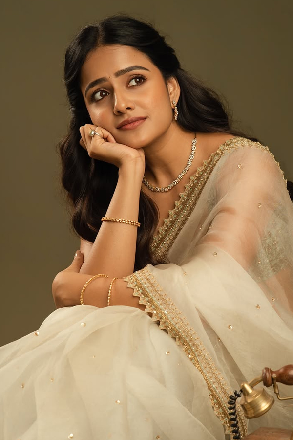 Actress Vaishnavi Chaitanya Stunning Saree Look Photos9