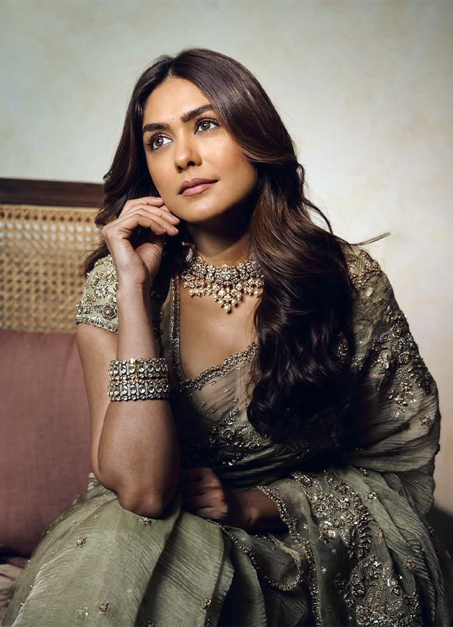 Mrunal Thakur looks like a princess in a saree Photos2