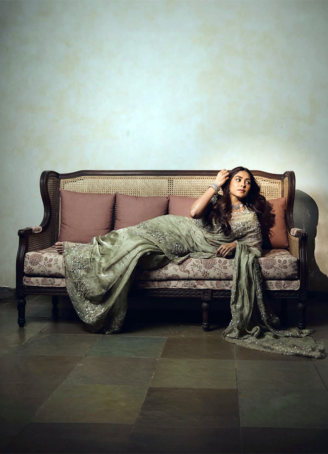 Mrunal Thakur looks like a princess in a saree Photos3