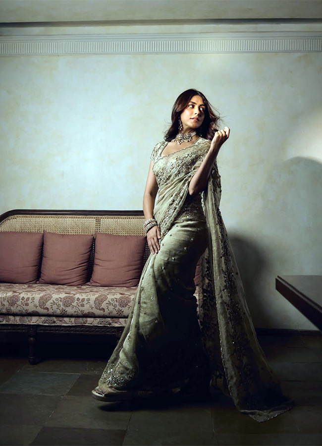 Mrunal Thakur looks like a princess in a saree Photos5