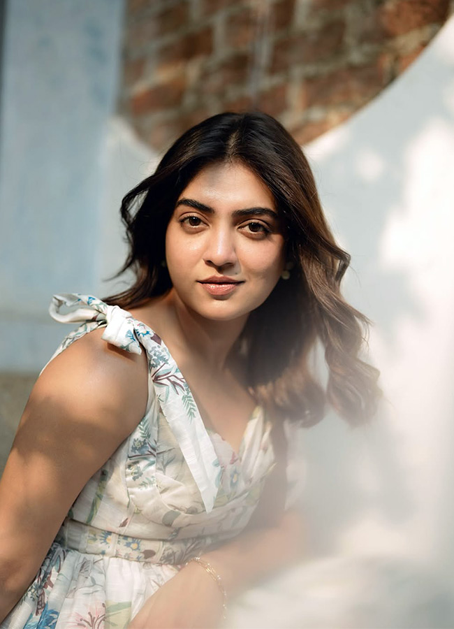 Nazriya looks cute in a short gown photos10