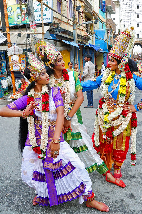 SRI GOVINDARAJA SWAMY ENCHANTS DEVOTEES IN MOHINI AVATAR Photos2