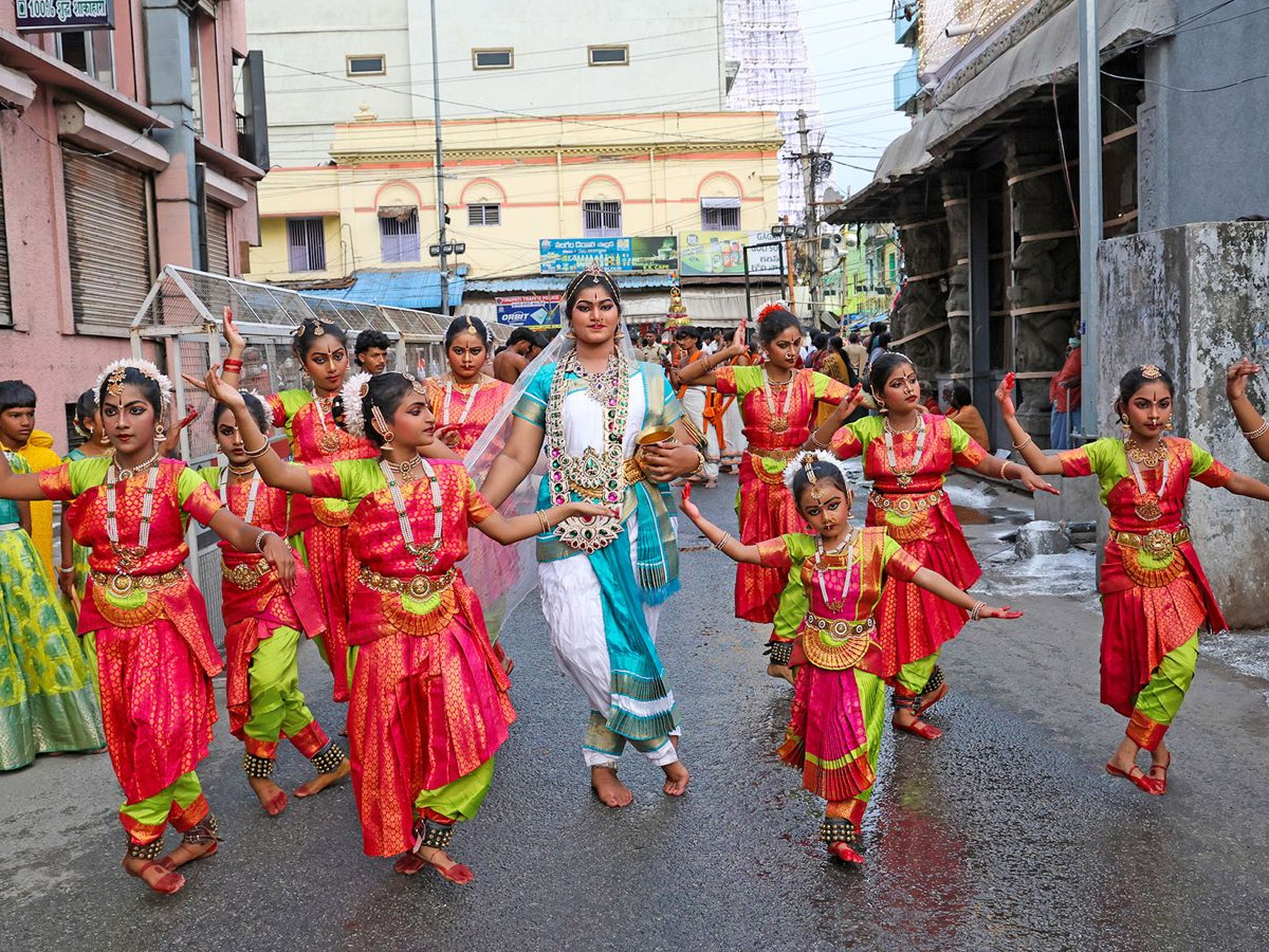 SRI GOVINDARAJA SWAMY ENCHANTS DEVOTEES IN MOHINI AVATAR Photos3