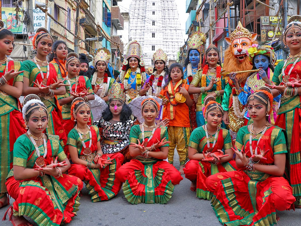 SRI GOVINDARAJA SWAMY ENCHANTS DEVOTEES IN MOHINI AVATAR Photos9