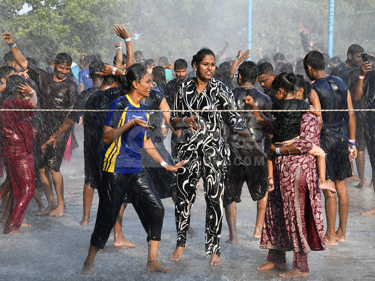 Summer Effect Huge Crowd in Jalavihar is Waterpark Hyderabad1