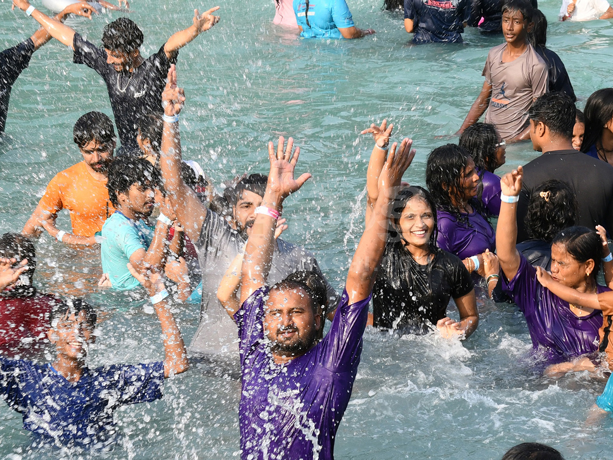 Summer Effect Huge Crowd in Jalavihar is Waterpark Hyderabad13