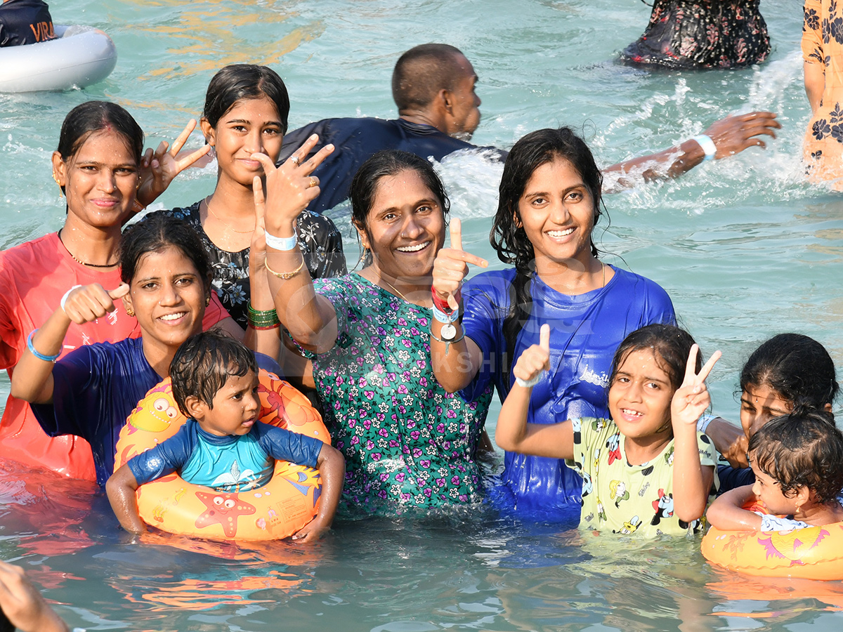 Summer Effect Huge Crowd in Jalavihar is Waterpark Hyderabad14