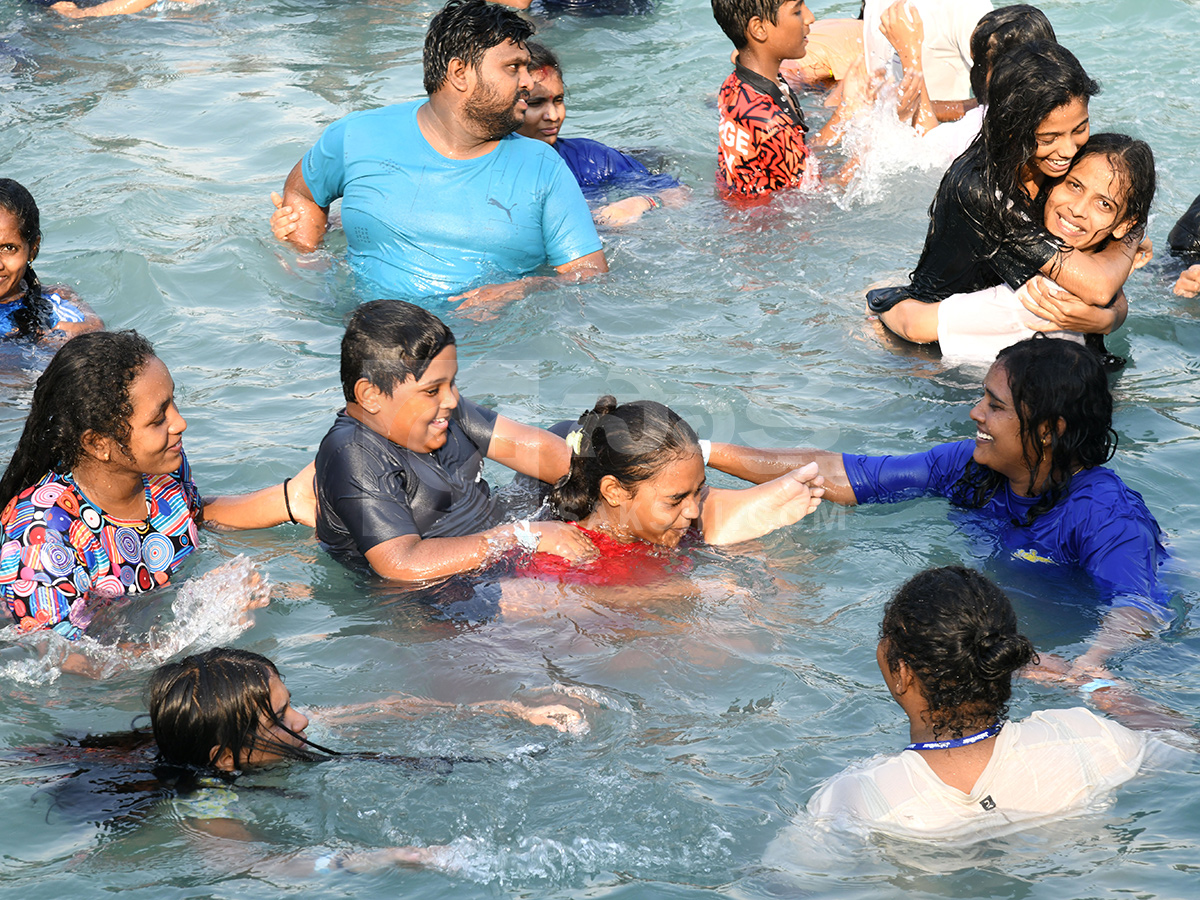 Summer Effect Huge Crowd in Jalavihar is Waterpark Hyderabad16