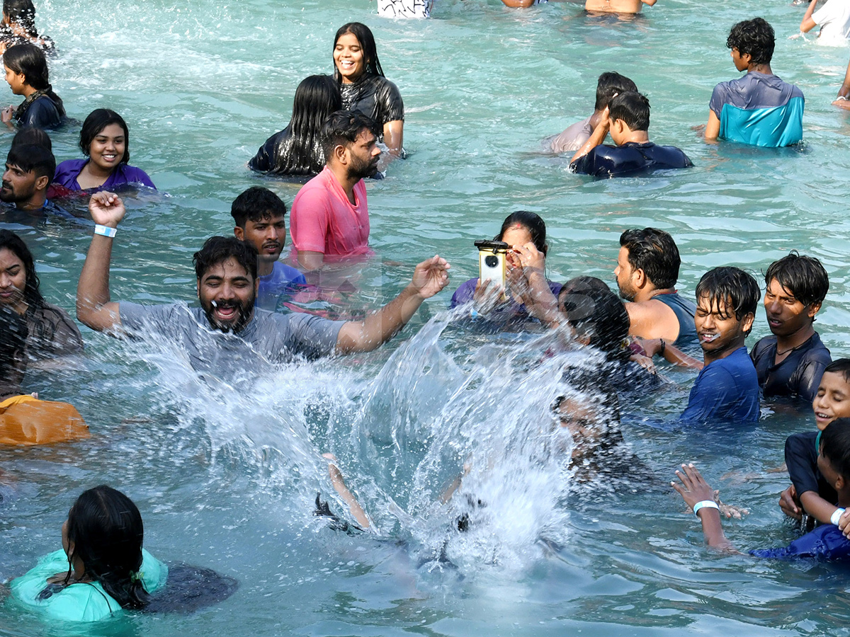 Summer Effect Huge Crowd in Jalavihar is Waterpark Hyderabad17