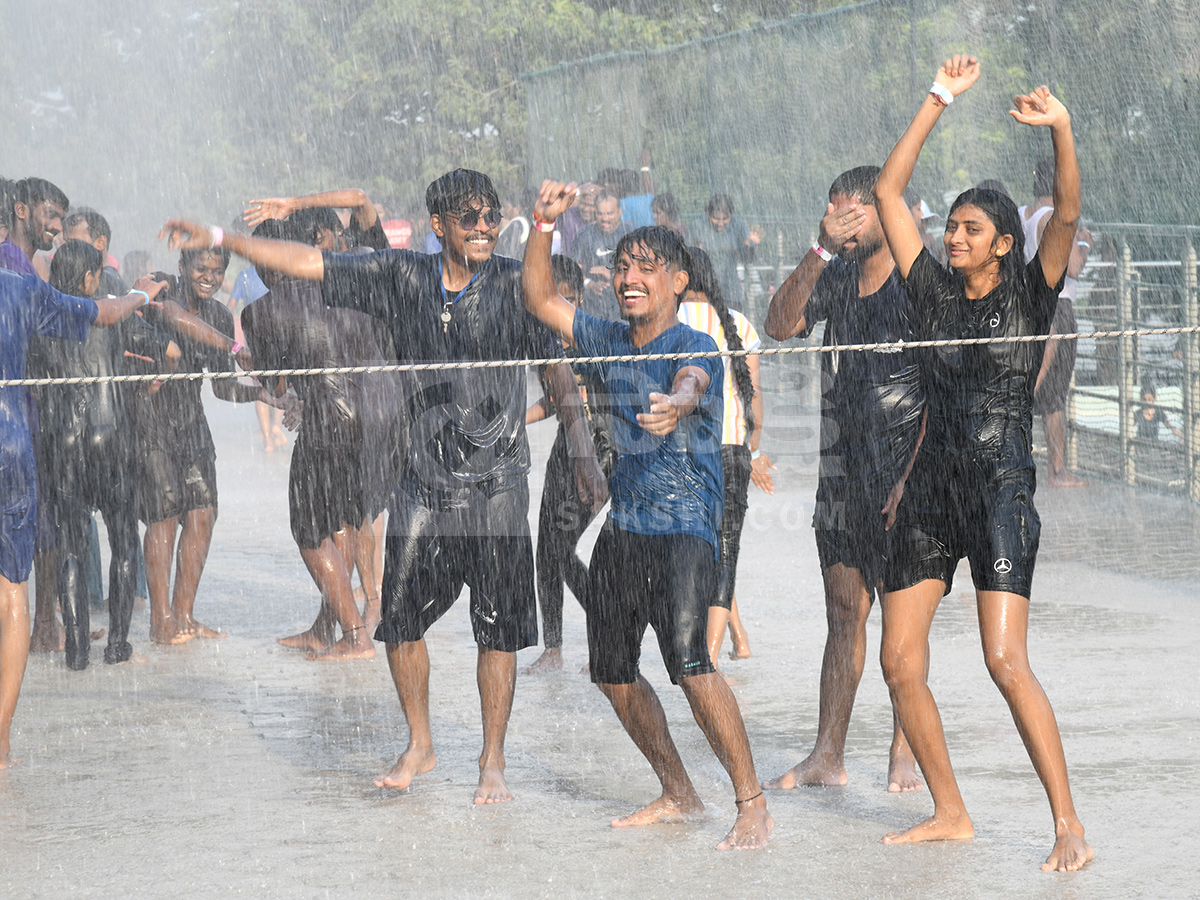 Summer Effect Huge Crowd in Jalavihar is Waterpark Hyderabad3