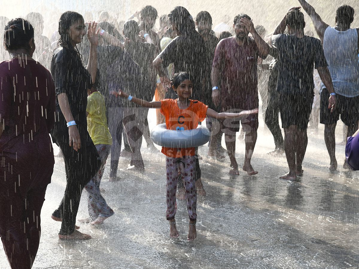 Summer Effect Huge Crowd in Jalavihar is Waterpark Hyderabad5
