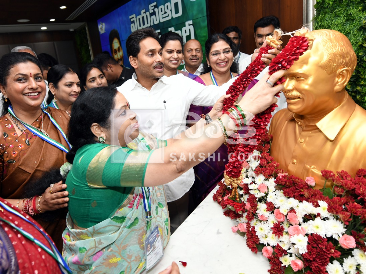 YS jagan Launched Chandrababu Vennupotuku Rendellu Book Photos3