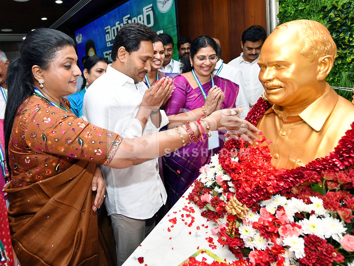 YS jagan Launched Chandrababu Vennupotuku Rendellu Book Photos4