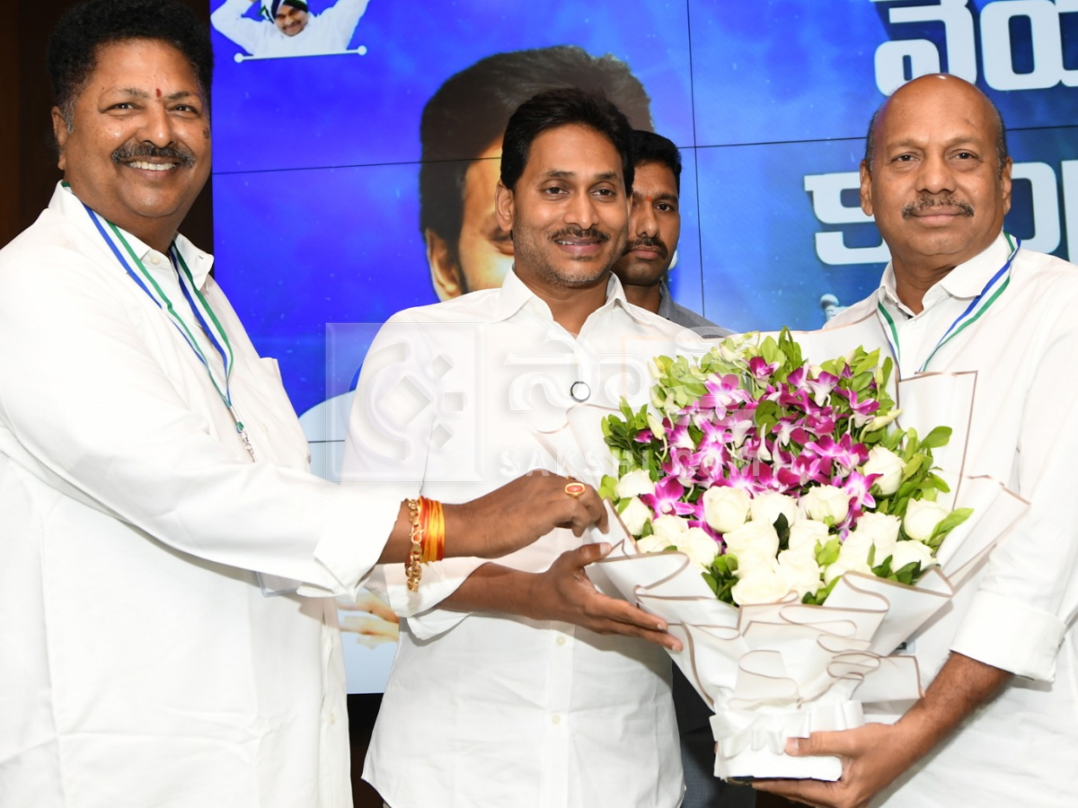 YS jagan Launched Chandrababu Vennupotuku Rendellu Book Photos5