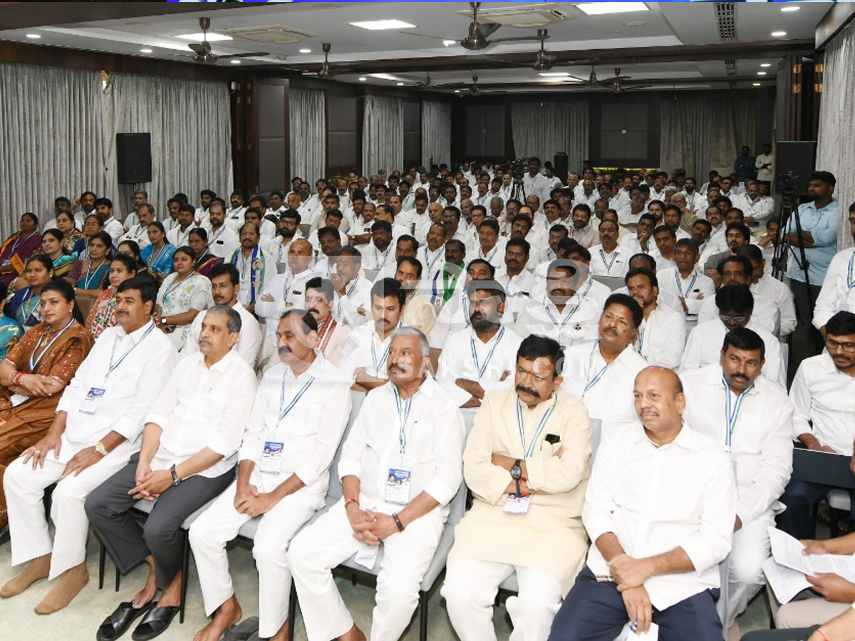 YS jagan Launched Chandrababu Vennupotuku Rendellu Book Photos6