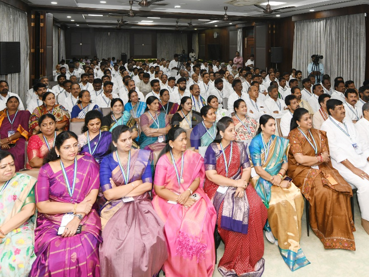 YS jagan Launched Chandrababu Vennupotuku Rendellu Book Photos7
